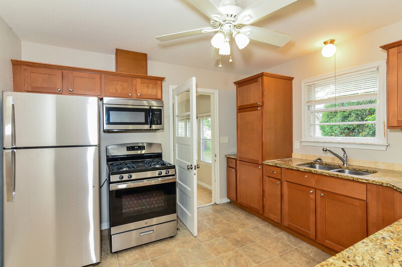 2,640/Mo, 9548 10th Ave S BLOOMINGTON, MN 55420 Kitchen View