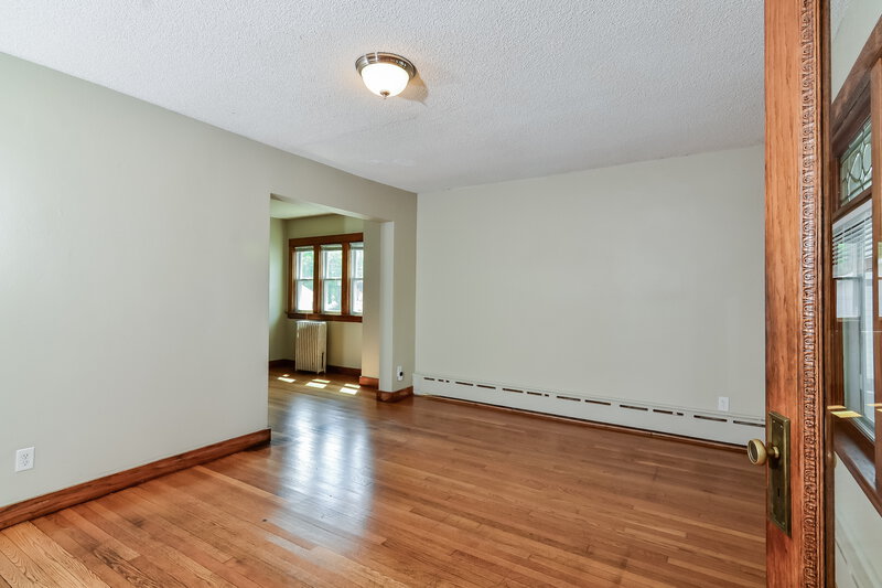 1,515/Mo, 80 Hatch Ave Saint Paul, MN 55117 Living Room View 2