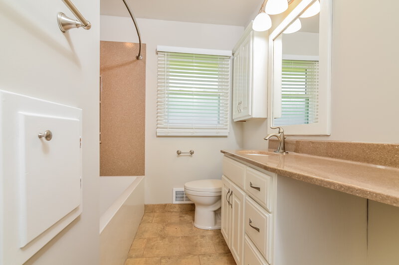 3,150/Mo, 6418 Knoll St N Golden Valley, MN 55427 Bathroom View 2