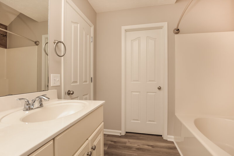 2,365/Mo, 214 Quanah Parker Trl Murfreesboro, TN 37127 Main Bathroom View