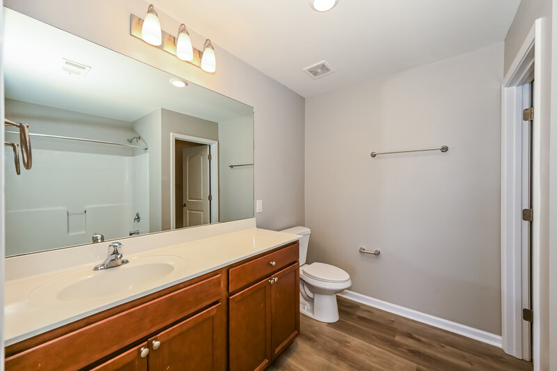 2,155/Mo, 3735 Burdette Way Murfreesboro, TN 37128 Main Bathroom View