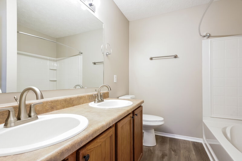 2,160/Mo, 5616 Dory Dr Antioch, TN 37013 Main Bathroom View