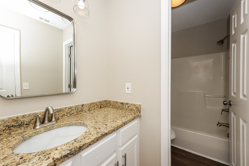1,645/Mo, 321 Cedar Park Cir La Vergne, TN 37086 Bathroom View 2