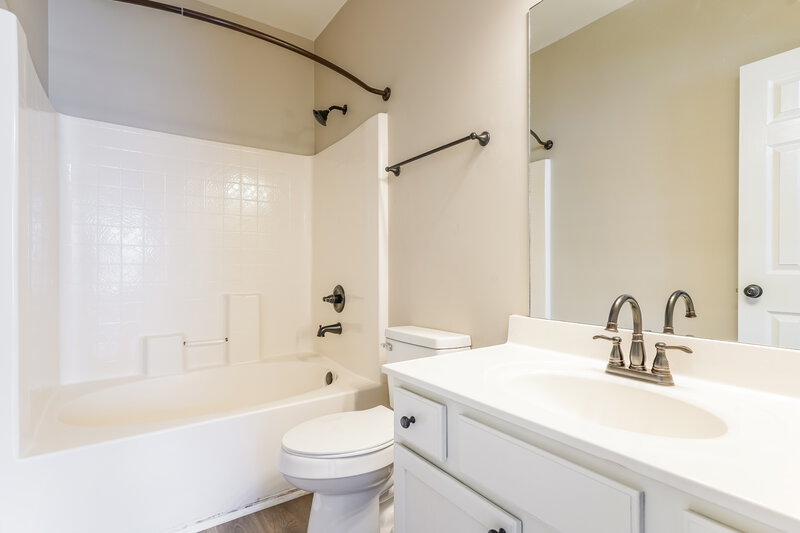 2,180/Mo, 6000 Mountview Dr Mount Juliet, TN 37122 Main Bathroom View