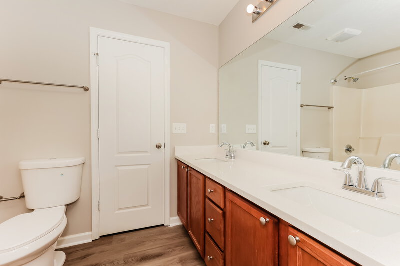 3,310/Mo, 2805 Windcrest Trl Antioch, TN 37013 Main Bathroom View 2