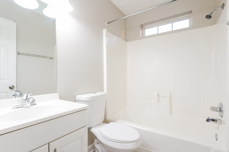 2,530/Mo, 452 Cedar Park Cir La Vergne, TN 37086 Main Bathroom View