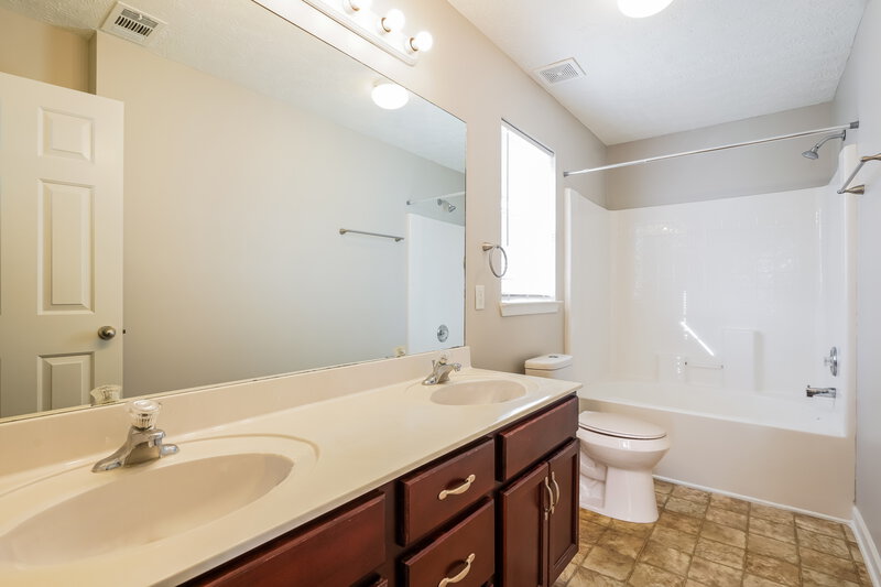 2,050/Mo, 1240 Alandee St Nashville, TN 37214 Main Bathroom View
