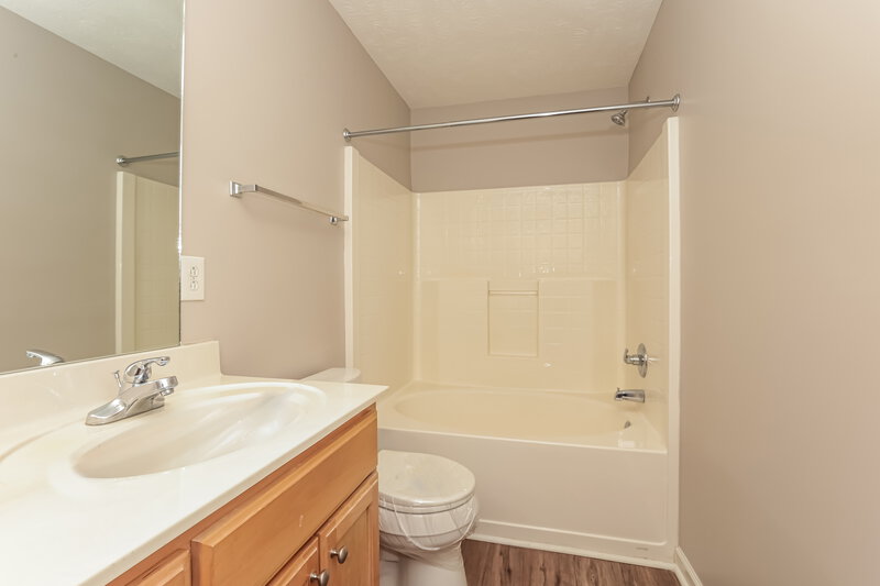 2,060/Mo, 5030 Betsy Ann Ave Murfreesboro, TN 37129 Main Bathroom View
