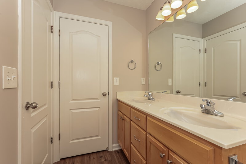 2,060/Mo, 5030 Betsy Ann Ave Murfreesboro, TN 37129 Main Bathroom View 2