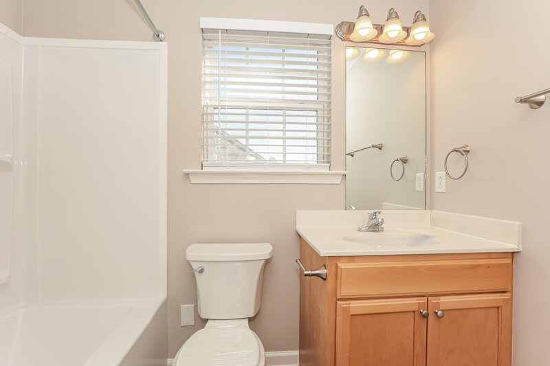 2,060/Mo, 5030 Betsy Ann Ave Murfreesboro, TN 37129 Bathroom View