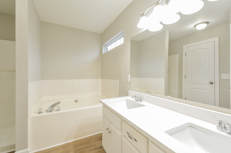 2,250/Mo, 3338 Meadowhill Dr Murfreesboro, TN 37130 Main Bathroom View