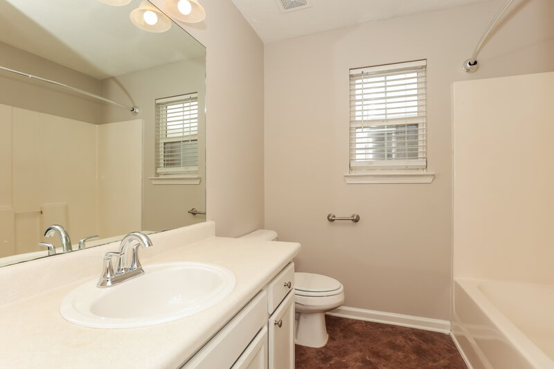 1,810/Mo, 907 Tom Hailey Blvd La Vergne, TN 37086 Main Bathroom View