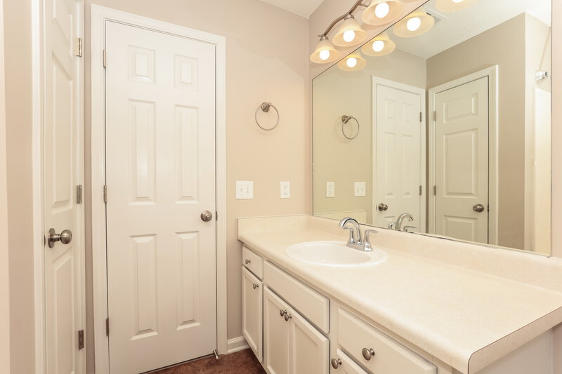 1,810/Mo, 907 Tom Hailey Blvd La Vergne, TN 37086 Main Bathroom View 2