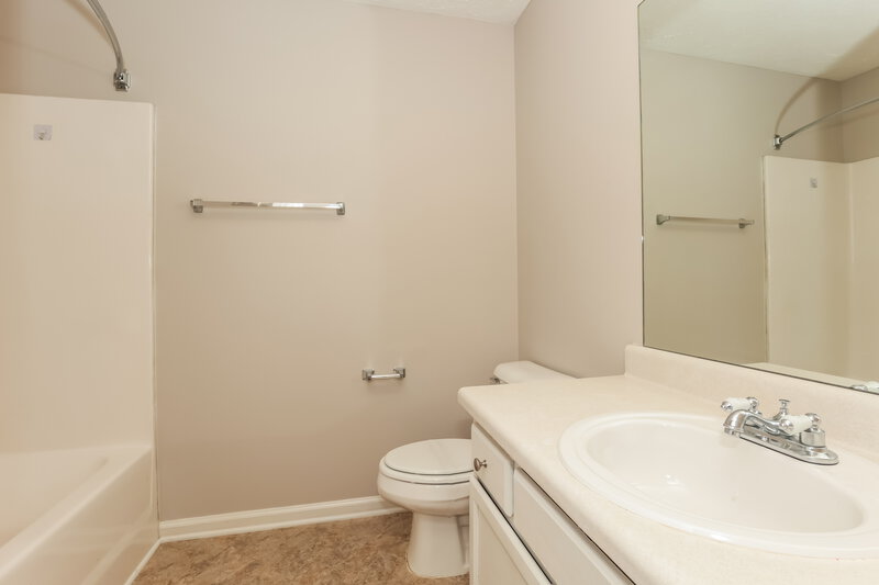 1,810/Mo, 907 Tom Hailey Blvd La Vergne, TN 37086 Bathroom View