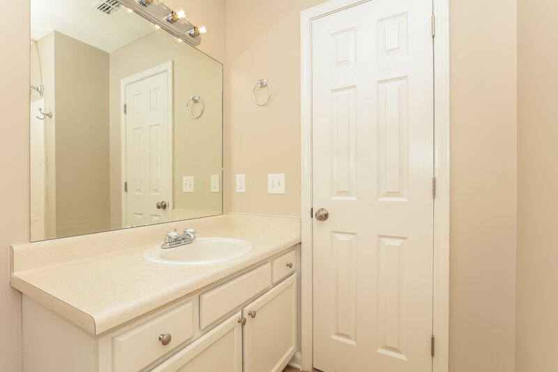 1,810/Mo, 907 Tom Hailey Blvd La Vergne, TN 37086 Bathroom View 2
