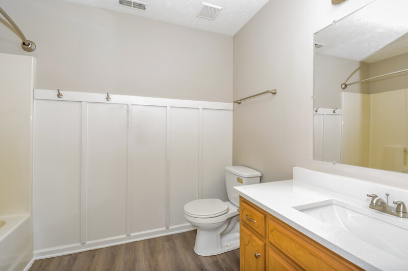 1,925/Mo, 4046 Margo Cir La Vergne, TN 37086 Main Bathroom View