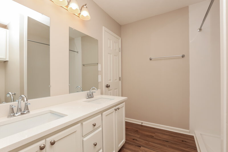 2,050/Mo, 820 Winchester Close Antioch, TN 37013 Main Bathroom View