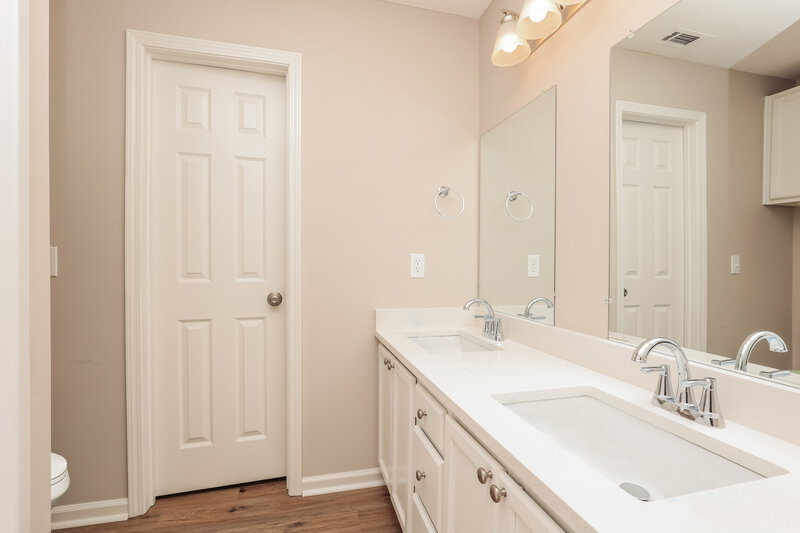 2,050/Mo, 820 Winchester Close Antioch, TN 37013 Main Bathroom View 2