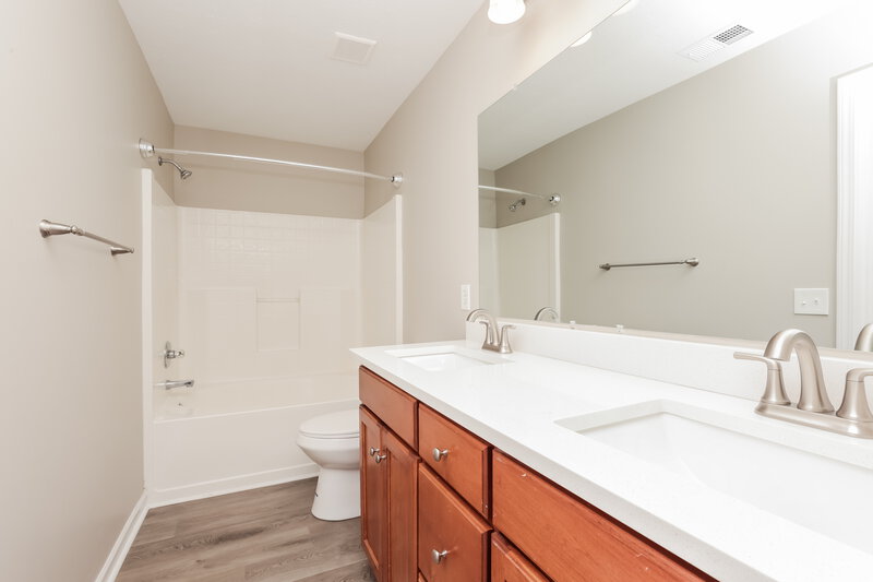 2,395/Mo, 100 Oak Meadow Ct Hendersonville, TN 37075 Main Bathroom View