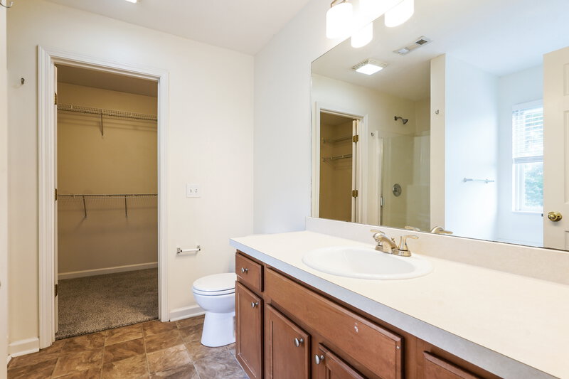 2,550/Mo, 4565 Hawthorn Dr Nashville, TN 37214 Main Bathroom View