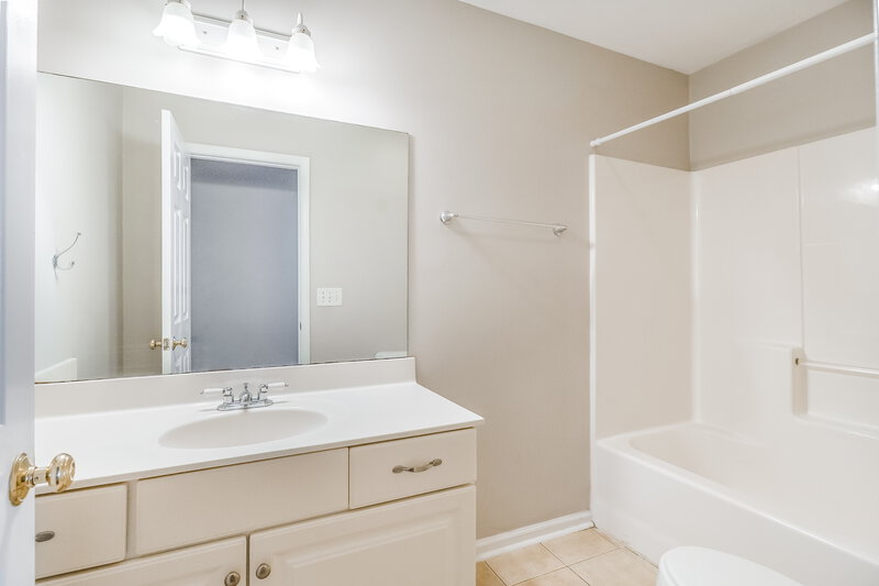 2,800/Mo, 2137 Aberdeen Cir Murfreesboro, TN 37130 Bathroom View