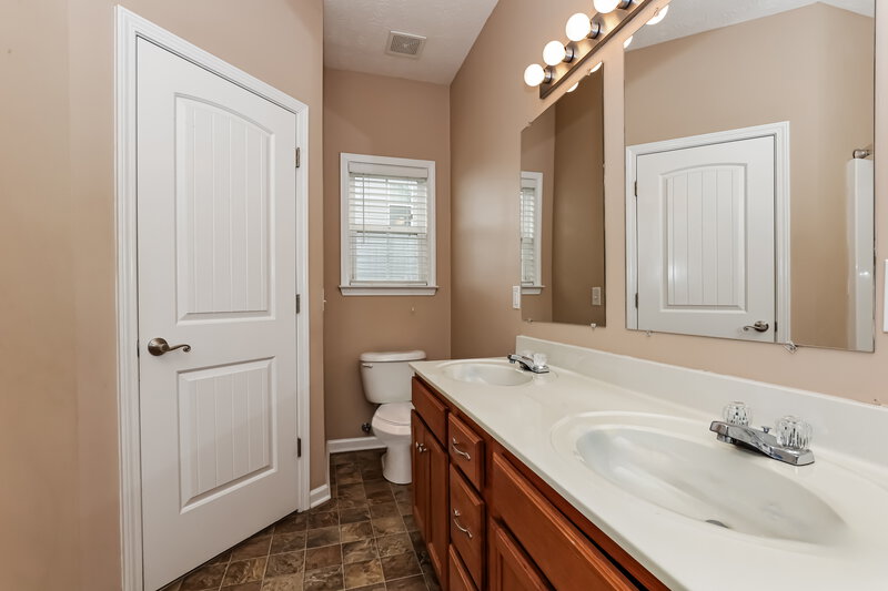 2,175/Mo, 2653 Candlewick Ct Murfreesboro, TN 37127 Main Bathroom View 2