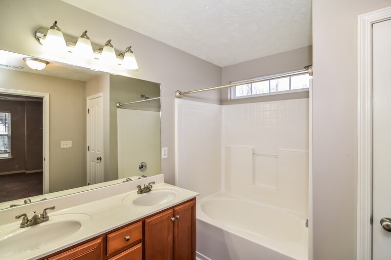 1,925/Mo, 1401 Fall Parkway Murfreesboro, TN 37129 Main Bathroom View