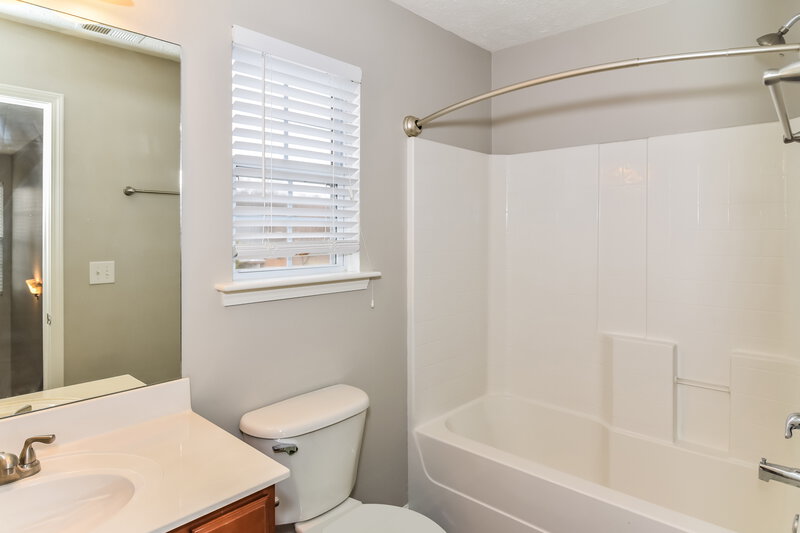 1,925/Mo, 1401 Fall Parkway Murfreesboro, TN 37129 Bathroom View