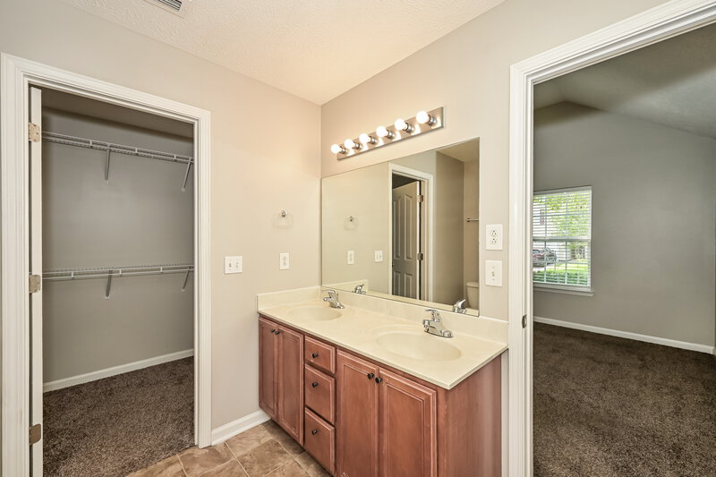 2,010/Mo, 1923 Colyn Ave Murfreesboro, TN 37128 Main Bathroom View
