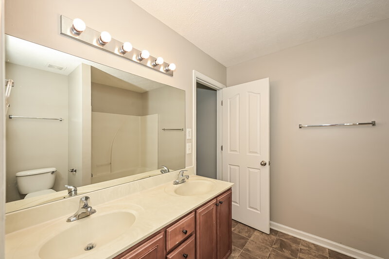 2,010/Mo, 1923 Colyn Ave Murfreesboro, TN 37128 Bathroom View 2
