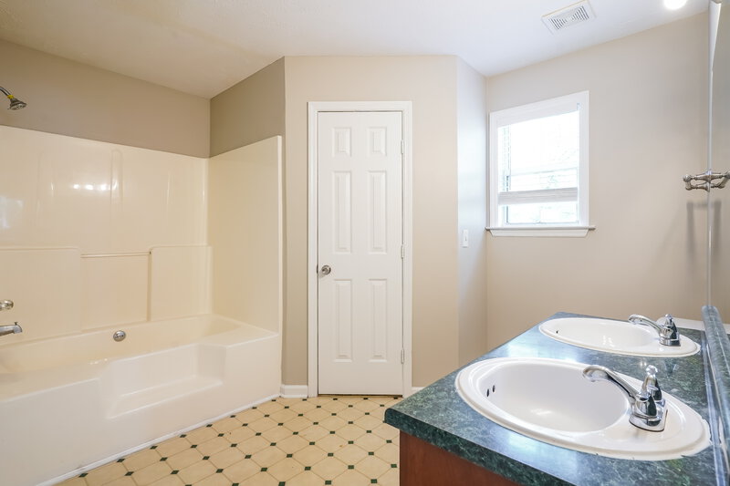 2,170/Mo, 906 Tal Ln La Vergne, TN 37086 Main Bathroom View
