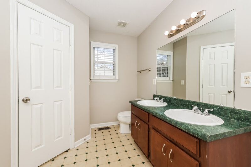 2,175/Mo, 906 Tal Ln La Vergne, TN 37086 Main Bathroom View 2