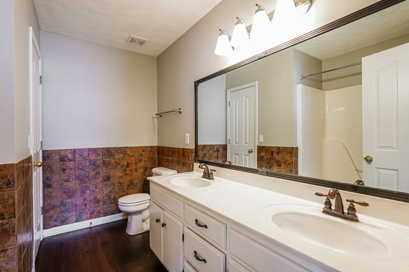 2,030/Mo, 1112 Skipton Dr Murfreesboro, TN 37128 Main Bathroom View