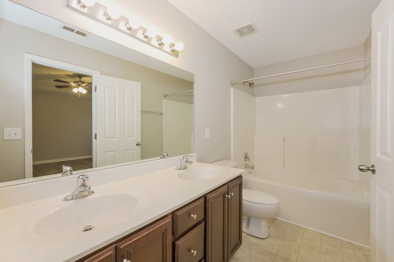 1,950/Mo, 1955 Odessa Ave Murfreesboro, TN 37128 Main Bathroom View