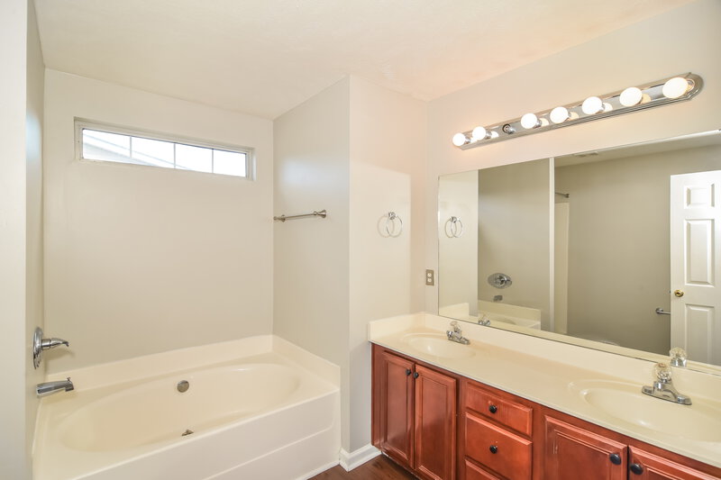 1,995/Mo, 4124 Pleasant Colony Dr Antioch, TN 37013 Main Bathroom View
