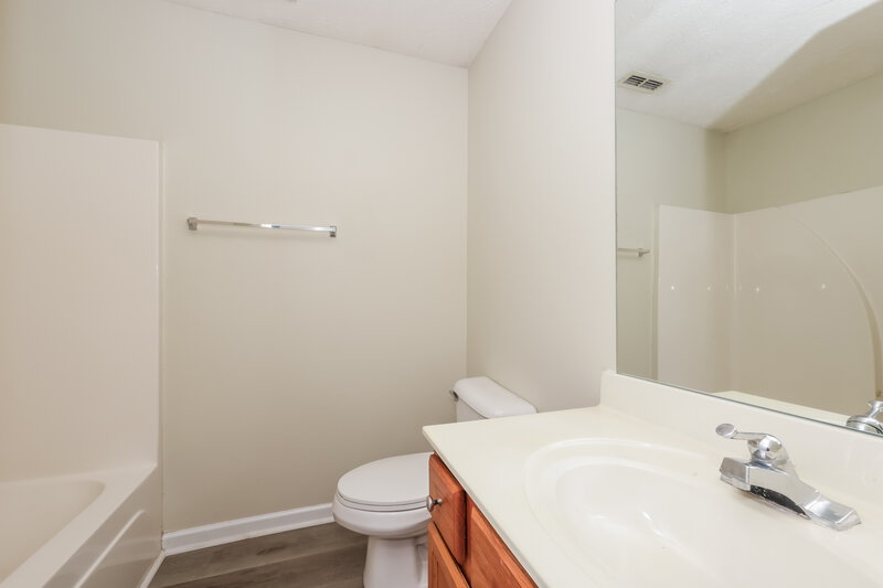1,960/Mo, 1006 Tom Hailey Blvd La Vergne, TN 37086 Bathroom View 2