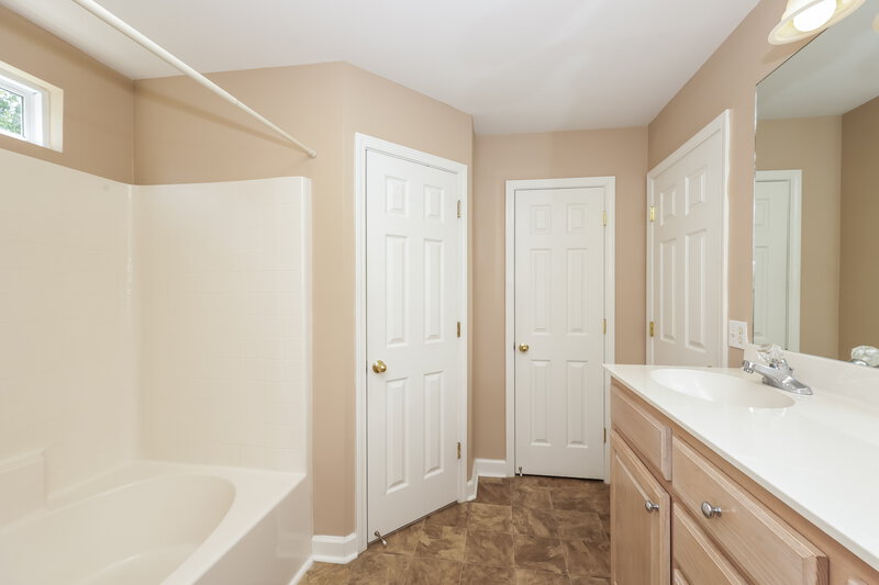 2,265/Mo, 3001 Sir Barton Ct Mt Juliet, TN 37122 Main Bathroom View