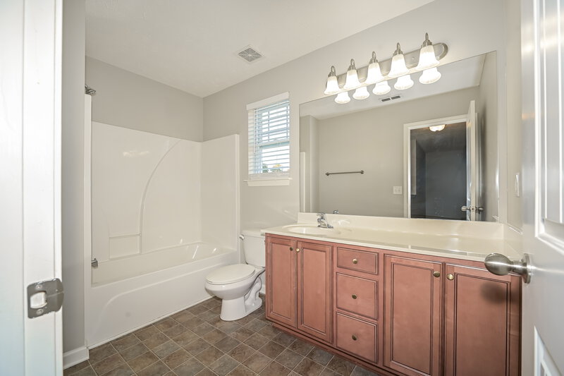 2,250/Mo, 3314 Velvet Ct Murfreesboro, TN 37128 Bathroom View