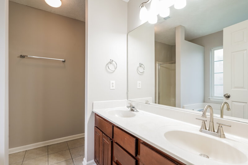 2,250/Mo, 7025 Calderwood Dr Antioch, TN 37013 Main Bathroom View