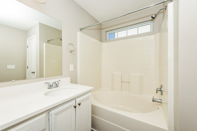2,110/Mo, 1007 Cheryl Ln La Vergne, TN 37086 Main Bathroom View