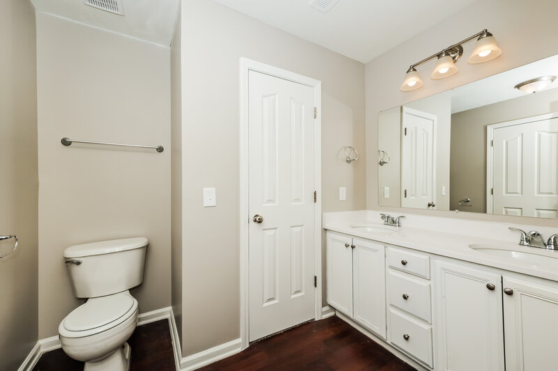 2,110/Mo, 1007 Cheryl Ln La Vergne, TN 37086 Main Bathroom View 2