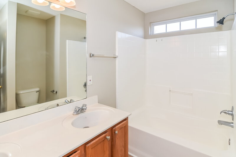1,880/Mo, 612 Mable Dr La Vergne, TN 37086 Main Bathroom View