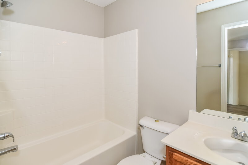 1,880/Mo, 612 Mable Dr La Vergne, TN 37086 Bathroom View 2