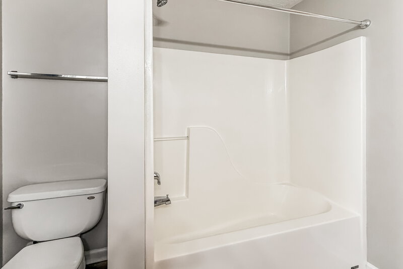 2,000/Mo, 2116 Cason Trl Murfreesboro, TN 37128 Bathroom View