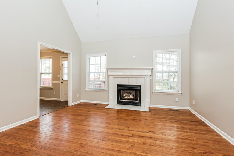 2,555/Mo, 2306 Amber Glen Dr Murfreesboro, TN 37128 Living Room View 2