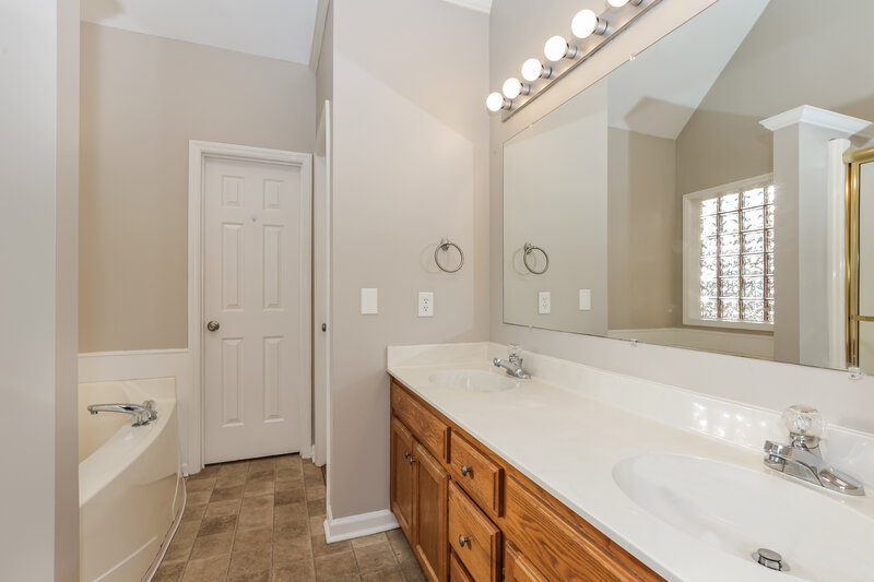 2,555/Mo, 2306 Amber Glen Dr Murfreesboro, TN 37128 Main Bathroom View