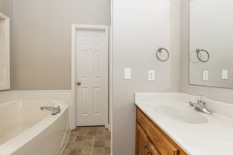 2,555/Mo, 2306 Amber Glen Dr Murfreesboro, TN 37128 Main Bathroom View 2