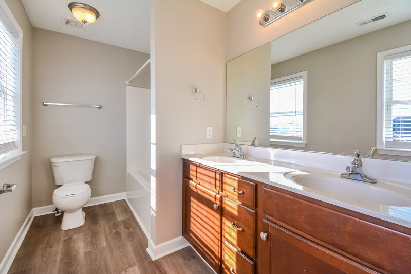 2,610/Mo, 1424 Beaconcrest Cir Murfreesboro, TN 37128 Main Bathroom View