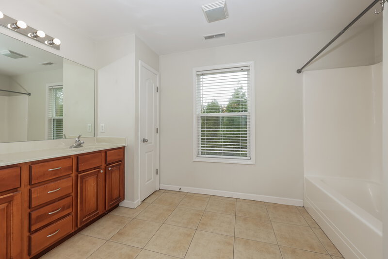 1,755/Mo, 8002 Starling Ct Spring Hill, TN 37174 Main Bathroom View