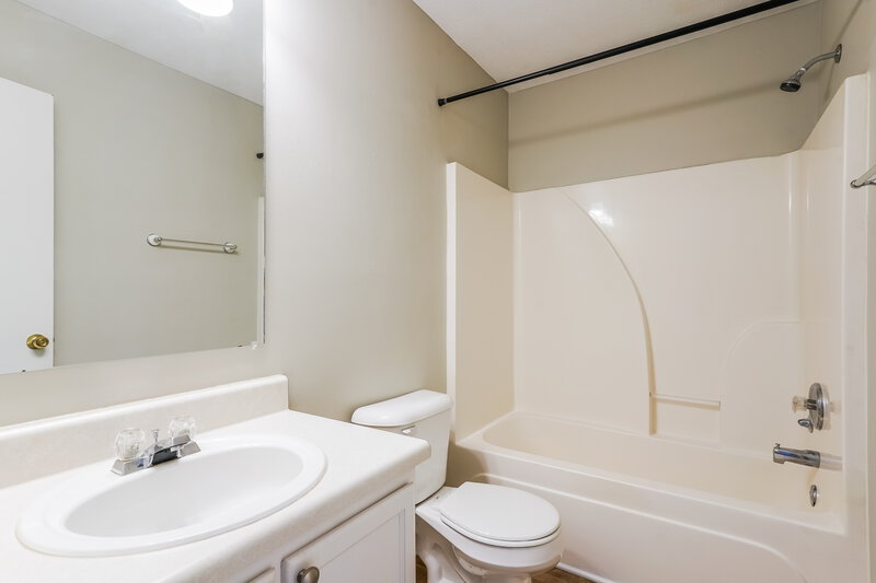 2,150/Mo, 805 Hammersmith Dr Smyrna, TN 37167 Bathroom View
